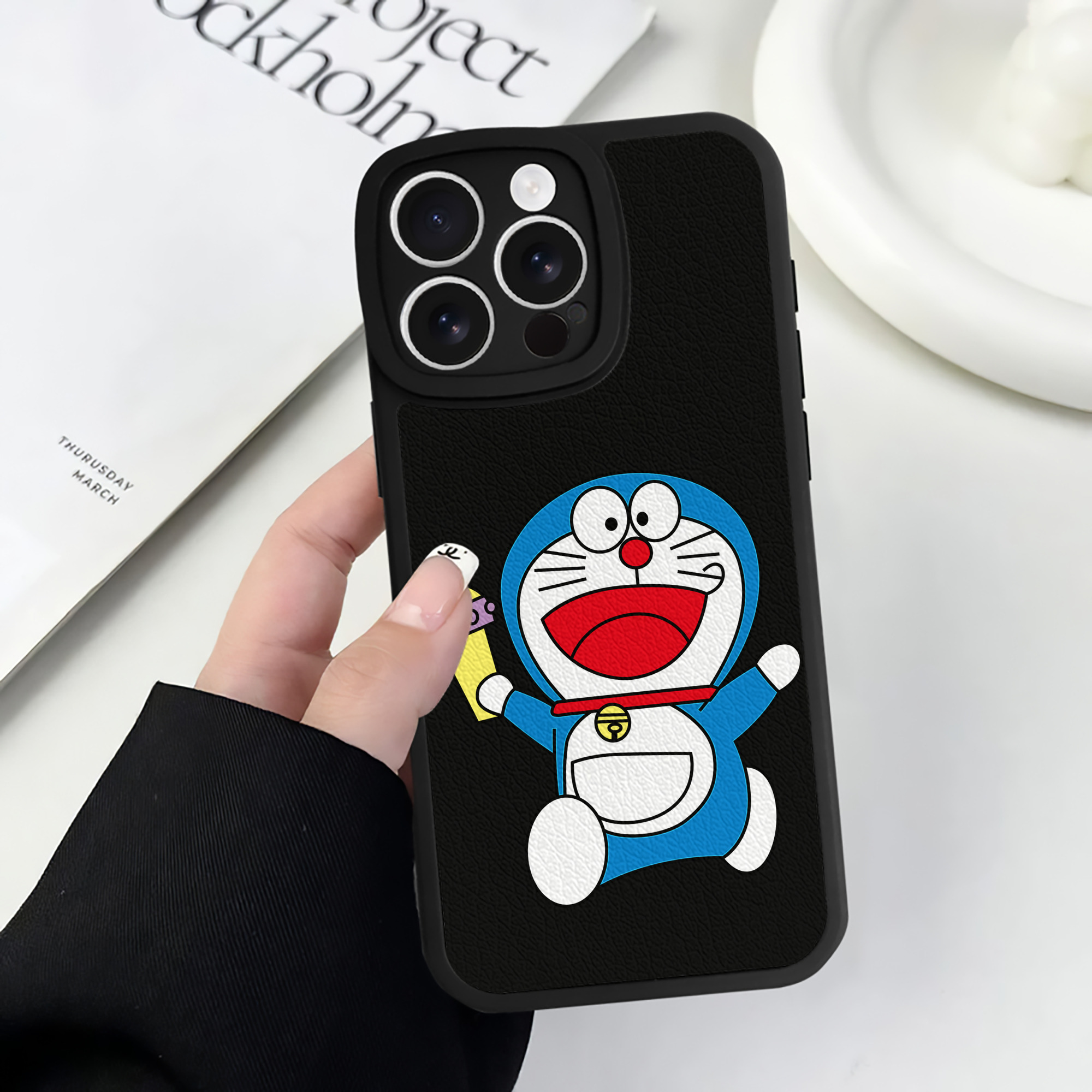 （画像用） ドラえもん Doraemon 【iPhone 16シリーズ対応】シリコンスマホケース（レザー調） 材質：シリコン